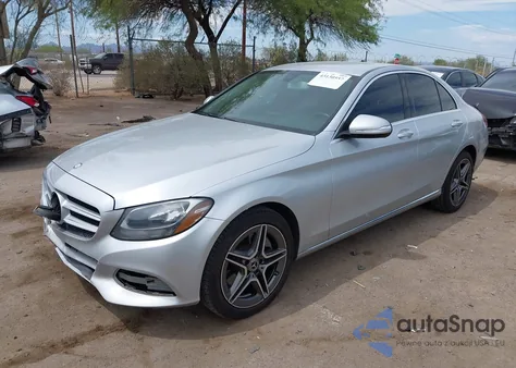 2015 Mercedes-Benz C 300 4Matic z USA, uszkodzony, nr VIN 55SWF4KB4FU021991